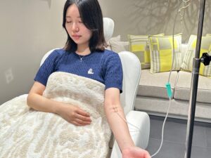 高濃度ビタミンC点滴を受ける女性