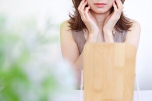 悩む女性_イメージ図